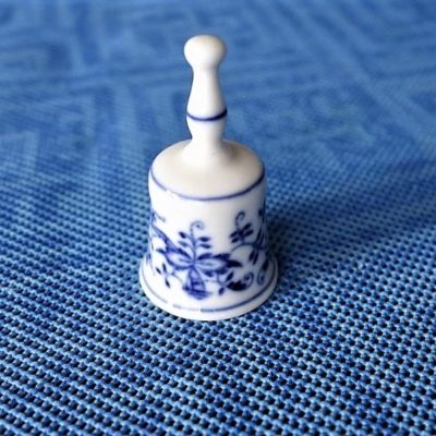 Cibulák – Miniatúra – zvonček – originál cibuľový porcelán 1. akosť