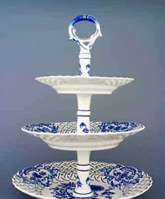 Cibulák – Etažér 3-dielny, prelamované taniere 18cm /24cm /27cm – originál cibuľový porcelán 1. akosť